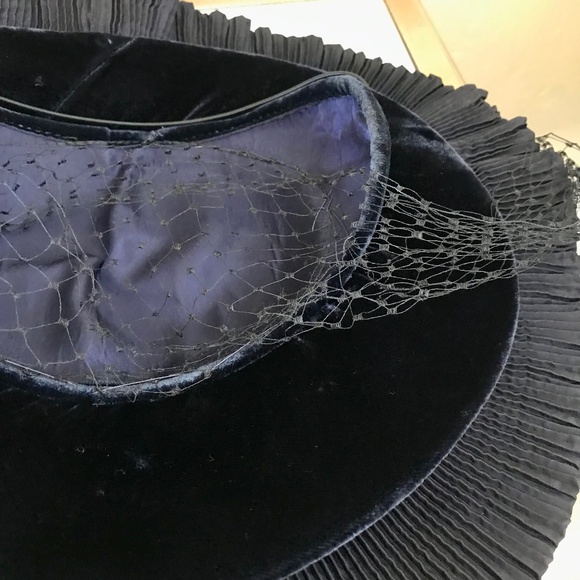 FABULOUS 1950s\' NAVY FABRIC AND VELVET \'CART WHEEL\' HAT WITH MATCHING HALF VEIL main image 3